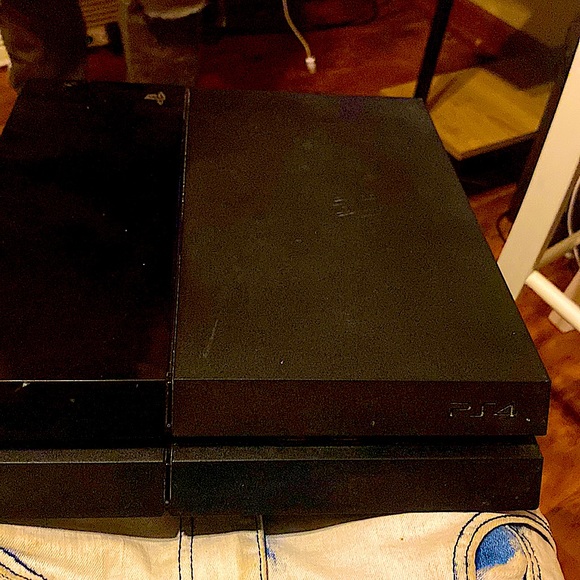 PlayStation4 used but works perfectly fine has nothing wrong with it